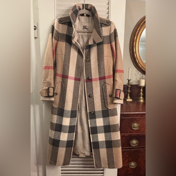 Burberry Classic Plaid Trench Coat with Red Accents - Picture 10 of 12